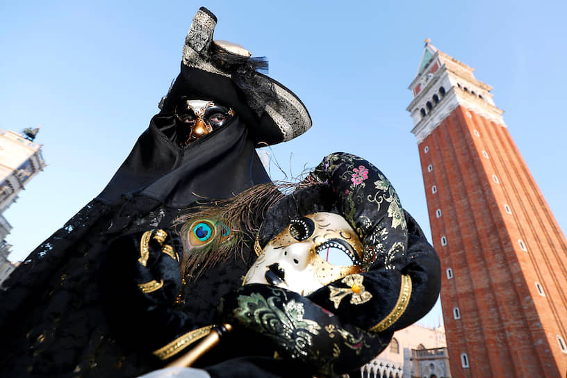 Первые ряженые собрались на площади Сан-Марко в Венеции. Дамы в исторических платьях и масках в сопровождении кавалеров съезжаются сюда со всей Италии и из других стран 