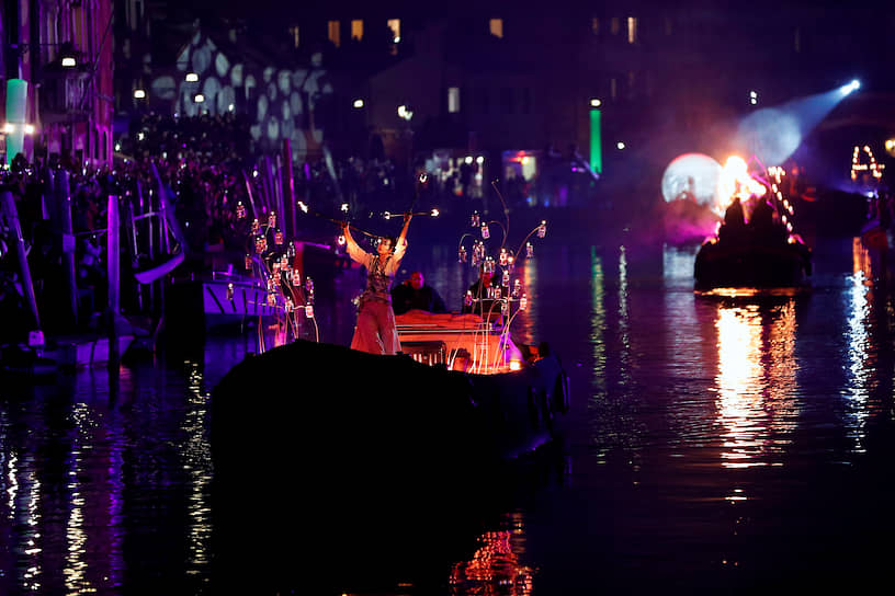 Венецианский карнавал открылся театрализованным парадом вдоль берегов канала Каннареджо, который соединяет Гранд-канал и водный бассейн венецианской лагуны