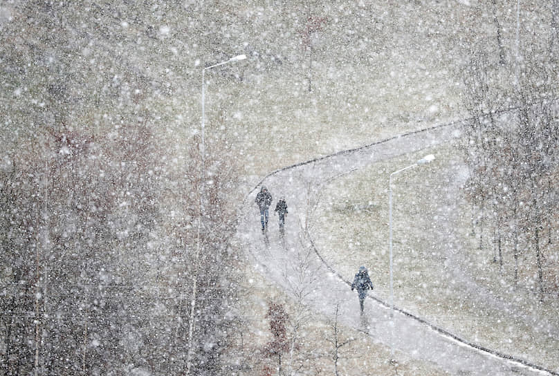 Минск, Белоруссия. Люди гуляют во время снегопада