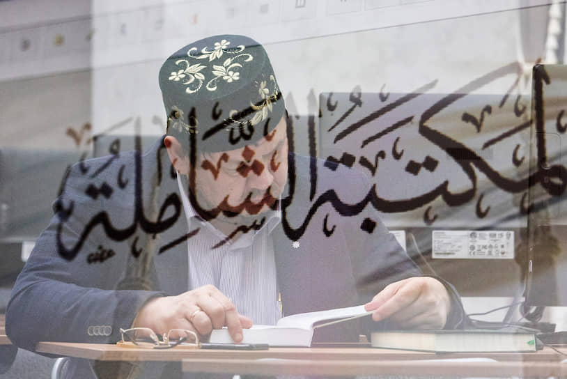 Болгар, Татарстан. Мужчина в тюбетейке читает книгу в библиотеке Болгарской исламской академии