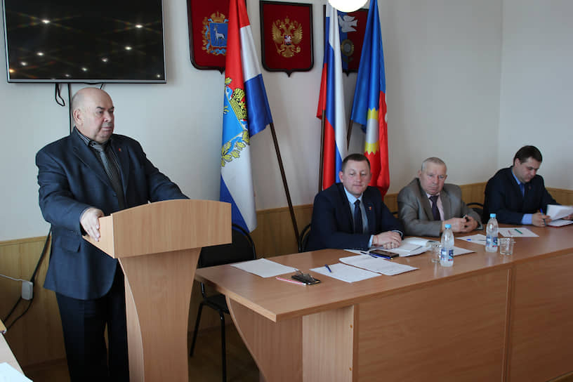 Глава Хворостянского района Самарской области Виктор Махов (слева)