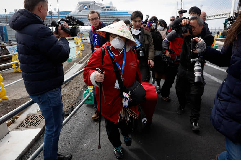 Иокогама, Япония. Пассажиры Diamond Princess, находившиеся на карантине из-за коронавируса, покидают круизный лайнер 