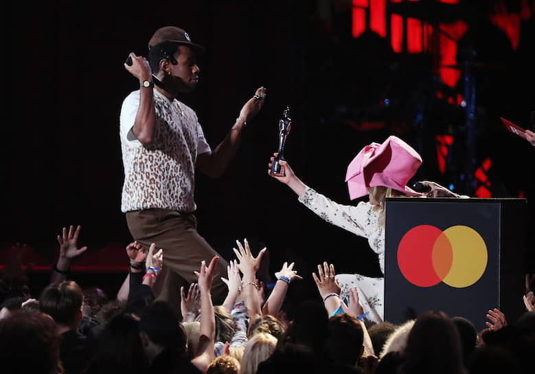 Певица Палома Фейт вручает статуэтку рэперу Tyler, The Creator, ставшему лучшим международным артистом 
