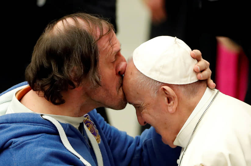 Ватикан. Мужчина целует папу римского Франциска