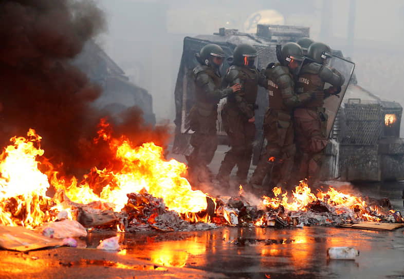 Вальпараисо, Чили. Силовики во время столкновений с митингующими