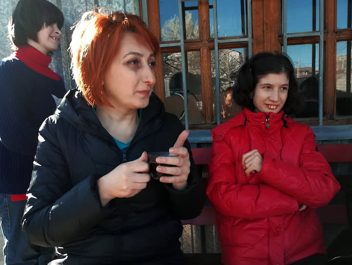 Руководитель НКО «Рука об руку» Майя Шишниашвили (слева) 