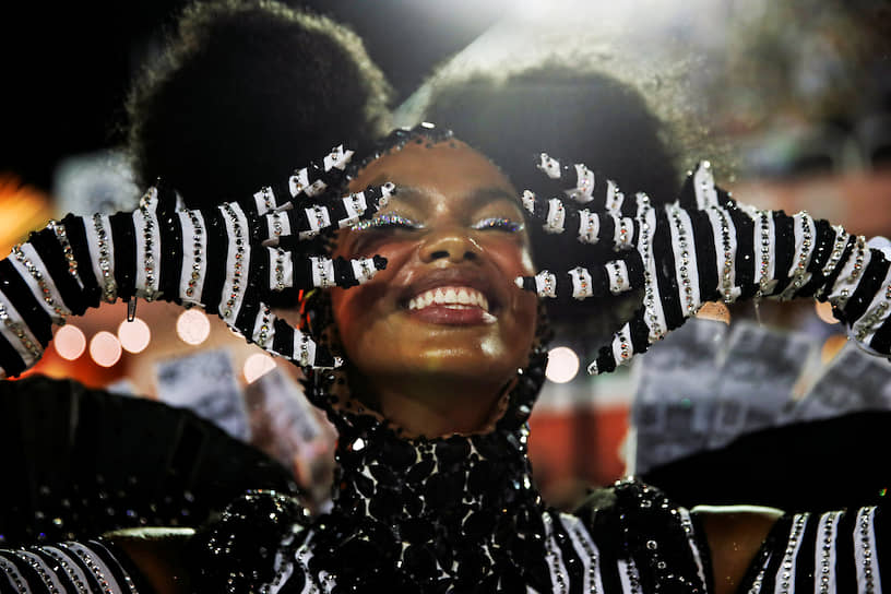 Танцовщица школы самбы Sao Clemente на карнавале в Рио-де-Жанейро