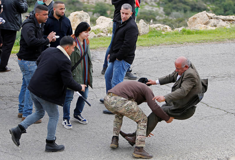 Западный берег реки Иордан. Участник акции протеста падает после распыления слезоточивого газа израильскими силовиками