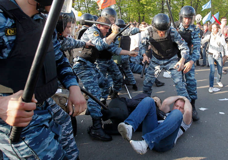 6 мая 2012 года. Согласованный оппозиционный «Марш миллионов» в Москве, завершившийся беспорядками на Болотной площади и столкновениями с полицией