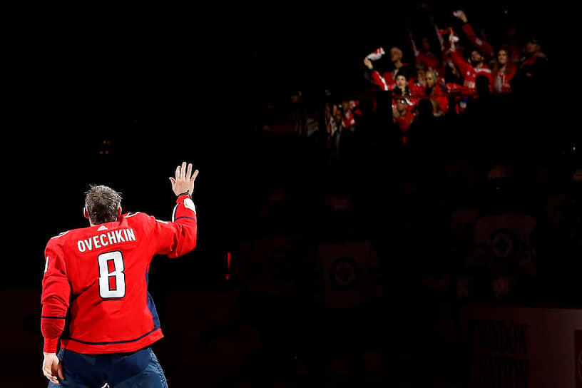 Вашингтон, США. Болельщики поздравляют Александра Овечкина с 700-м забитым голом в НХЛ