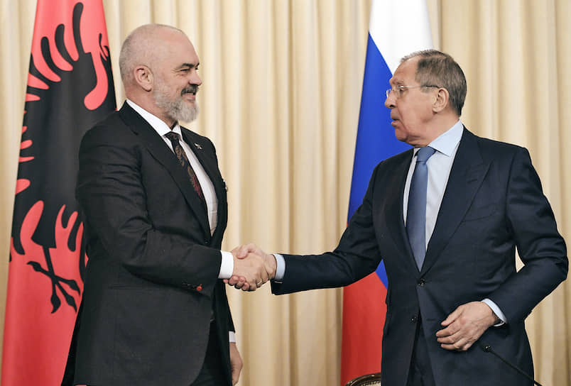 Премьер-министр и министр иностранных дел Албании Эди Рама (слева) и министр иностранных дел России Сергей Лавров