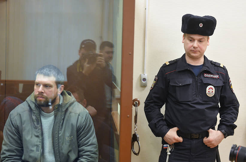 Бывший сотрудник УВД по Западному административному округу Москвы Денис Коновалов (слева)