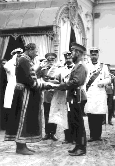Никакие успехи МВД в подавлении революции не могли помочь министру П. А. Столыпину (на фото — справа) убедить императора увеличить «наградные» борцам с инакомыслием