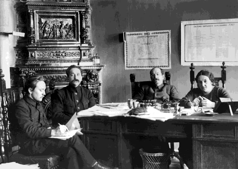 В возглавляемом А. В. Луначарским (на фото — второй справа) Наркомате просвещения была создана самая изумительная система премирования