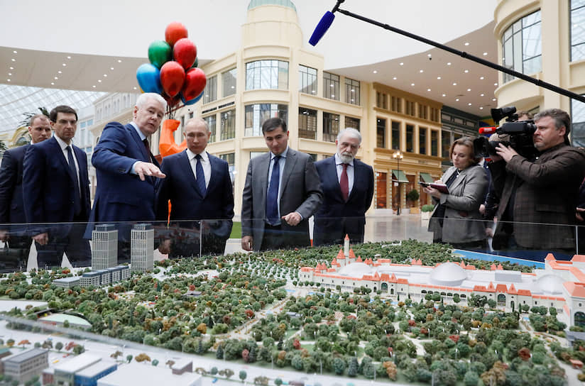 Мэр Москвы Сергей Собянин показывает Владимиру Путину макет парка