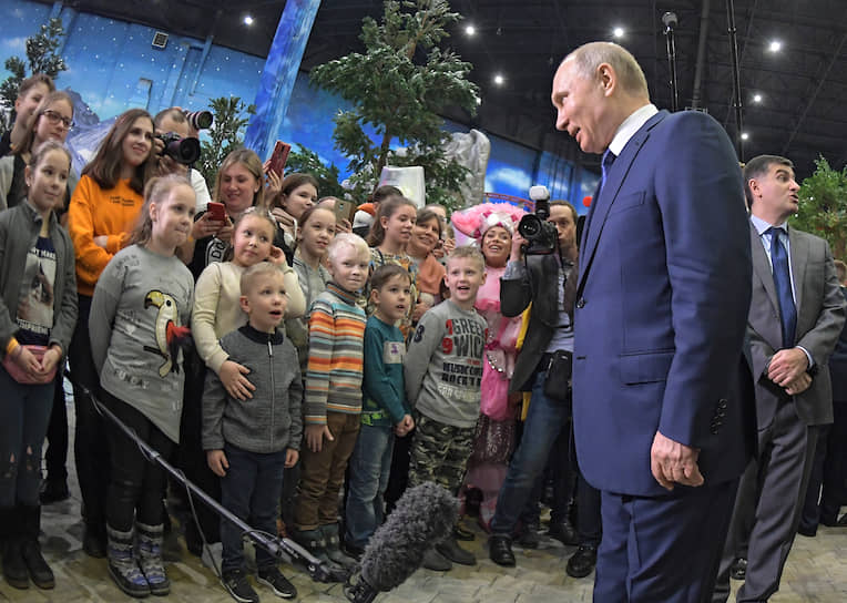 Владимир Путин пообщался с первыми посетителями парка и спросил ребят, нравится ли им кататься на аттракционах. Дети хором ответили: «Да!»