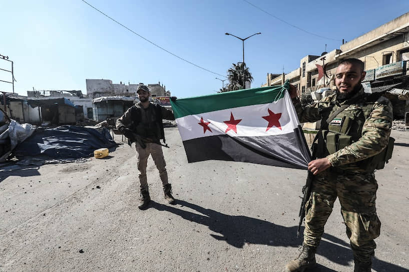 Ранее 27 февраля сирийская вооруженная оппозиция при поддержке турецких военных отбила город Саракиб, расположенный на пересечении двух стратегически важных трасс М4 и М5 в провинции Идлиб&lt;br>
На фото: бойцы сирийской оппозиции после взятия Саракиба