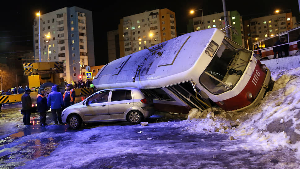 Самара, Россия. Сотрудники дорожной службы во время ликвидации аварии с трамваем