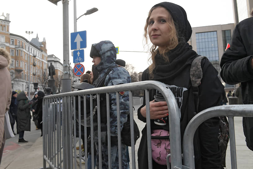 Экс-участница арт-группы «Война» Мария Алехина на шествии в Москве
