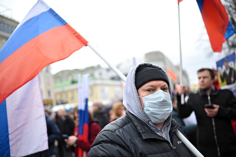 В Москве из полицейской машины на марше звучало: «Участники публичных мероприятий не вправе скрывать своё лицо, в том числе использовать маски. Просим соблюдать законодательство»