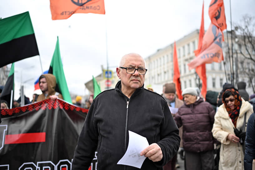 Политолог Глеб Павловский (в центре) во время марша в Москве