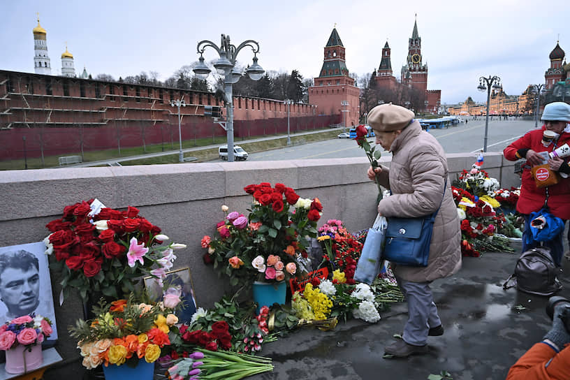 Мемориал на Большом Москворецком мосту в Москве — именно здесь пять лет назад был убит политик