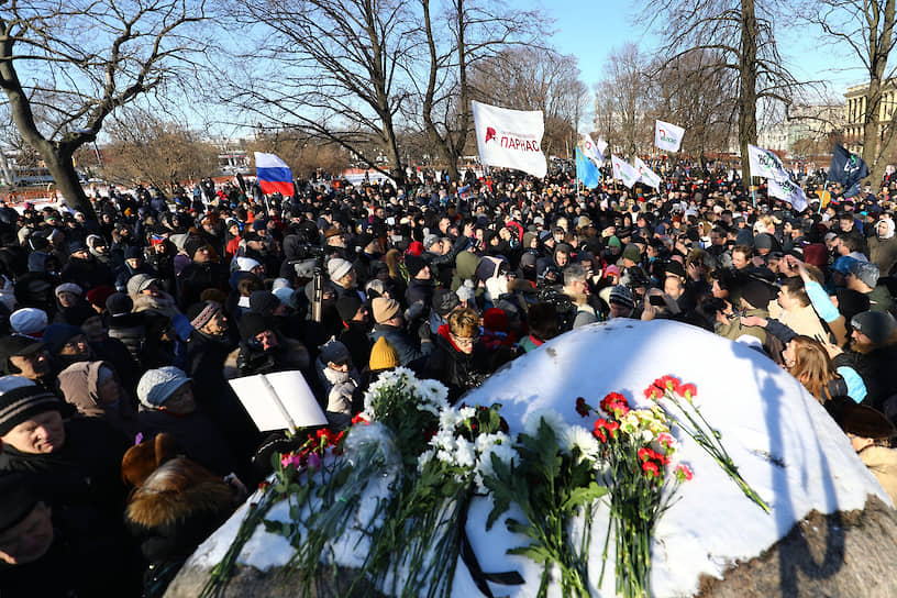 Участники митинга в Санкт-Петербурге около Соловецкого камня