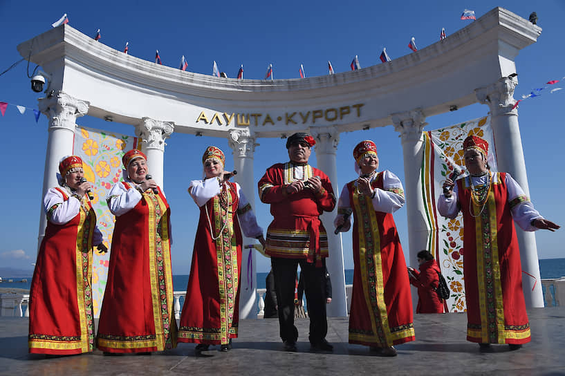 Празднование Масленицы на набережной Черного моря в Алуште