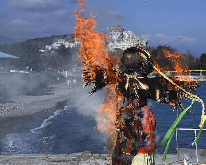 Сжигание чучела Масленицы на берегу Черного моря в Алуште
