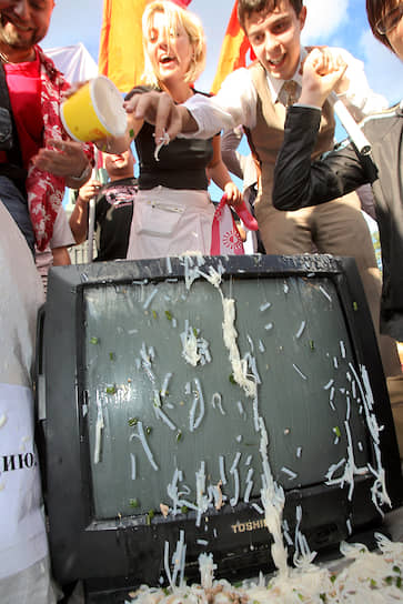 В наши дни быстрая лапша используется не только в пищу. На фото — акция против цензуры и пропаганды в СМИ под лозунгом «Нет цензуре в СМИ! Выкиньте свой телевизор!» на Пушкинской площади в Москве в 2007 году