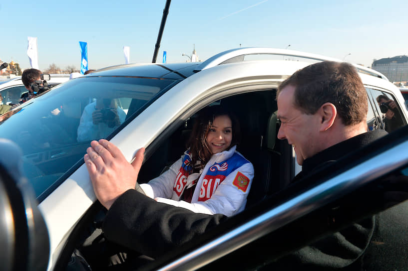 Всех российских спортсменов-призеров после Олимпиады поздравил премьер Дмитрий Медведев, вручив им ключи от машин. В общей сложности автомобили Mercedes разных классов получили 44 олимпийца, в том числе Аделина Сотникова