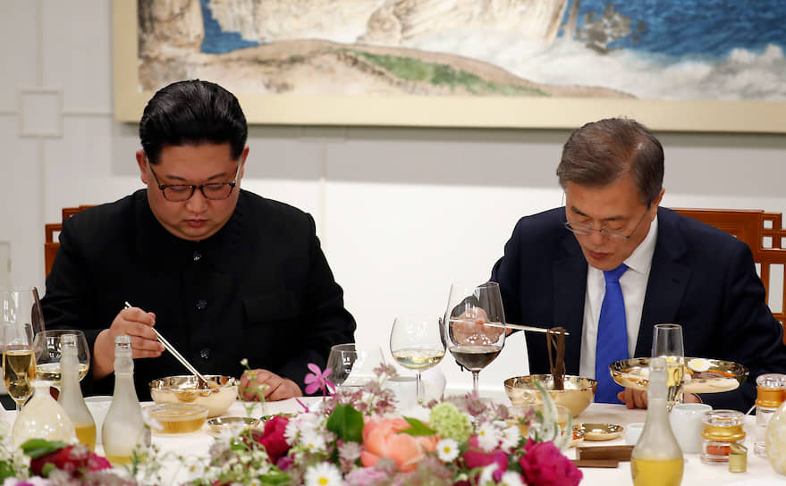 Лидер Северной Кореи Ким Чен Ын (слева) и президент Южной Кореи Мун Чже Ин едят лапшу во время банкета в приграничной деревне Пханмунджом в демилитаризованной зоне
