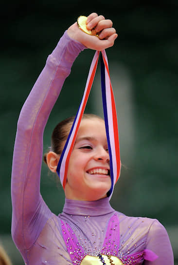 «Хочу выиграть все золото, какое только есть!»
&lt;br>
Свой первый международный турнир, этап юниорской серии Гран-при 2010/11 в Австрии, фигуристка выиграла, опередив ближайшую соперницу, американку Кристину Гао, более чем на 10 баллов