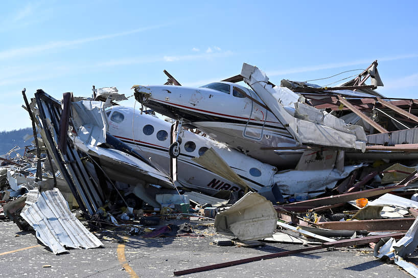 Нэшвилл, США. Самолет в аэропорту Джона К. Тьюна разрушен после торнадо