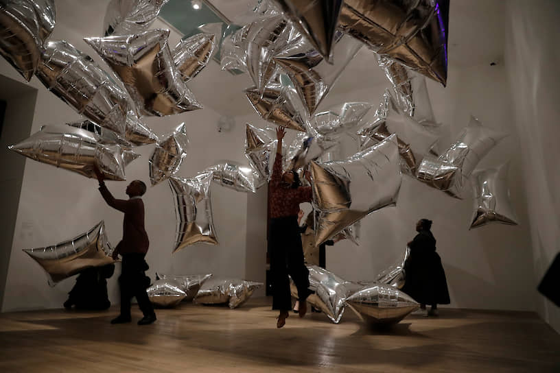 Лондон, Великобритания. Люди на фоне инсталляции Энди Уорхола «Серебряные облака» 