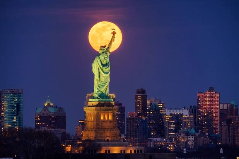 Нью-Йорк, США. Статуя Свободы на фоне Луны