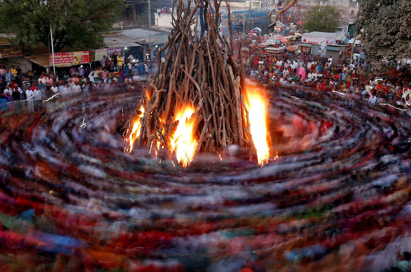 Ахмадабад, Индия. Местные жители во время индуистского фестиваля 