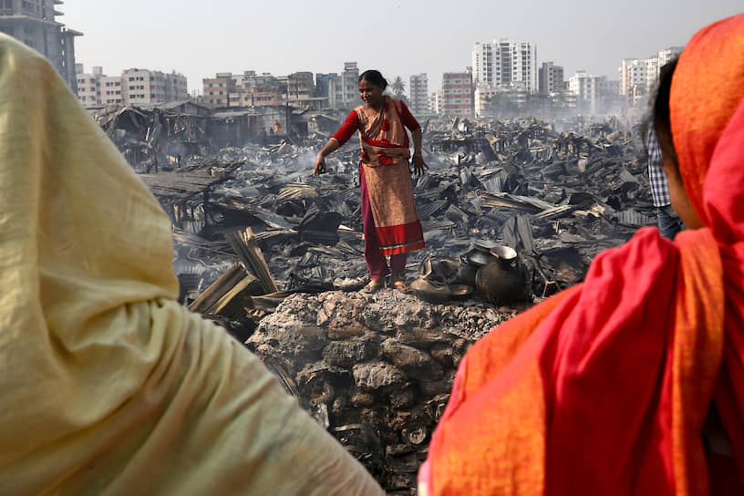 Дакка, Бангладеш. Местные жители ищут свои домашние вещи после пожара
