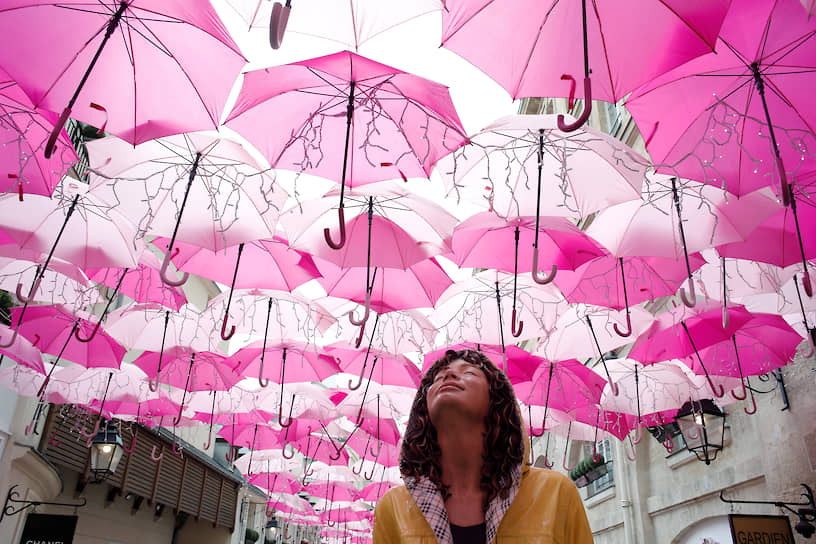 Париж, Франция. Художественная инсталляция португальской художницы Патрисии Куньи из розовых зонтиков