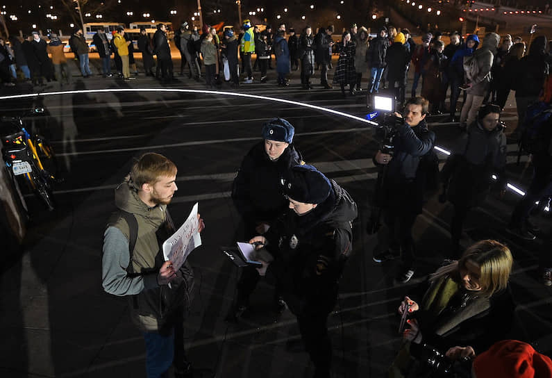Полиция проверяет документы у участника пикета на Боровицкой площади 