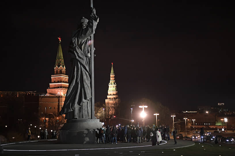 Участники одиночных пикетов на Боровицкой площади в Москве