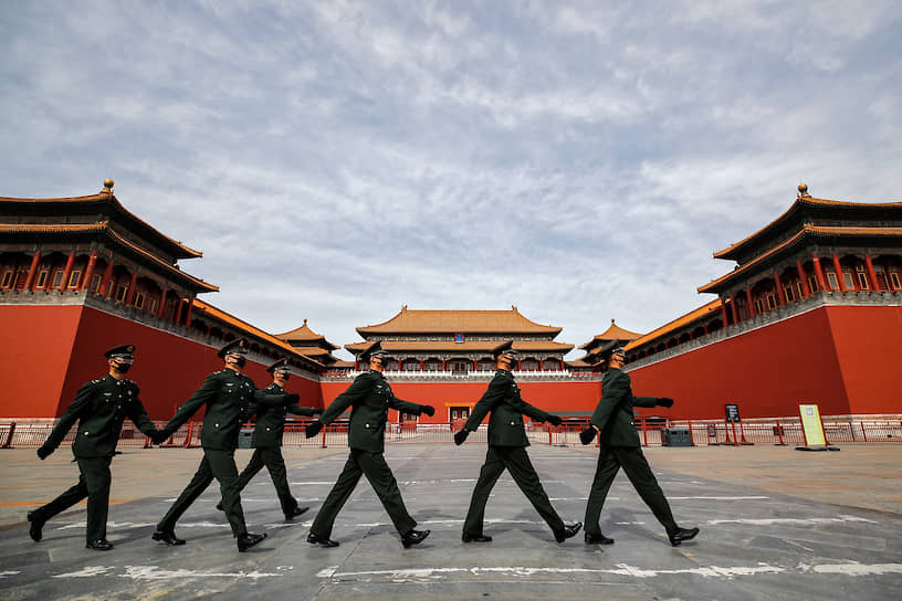 Пекин, Китай. Солдаты маршируют возле Запретного города