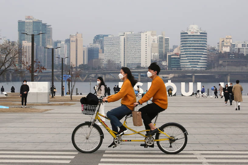 Сеул, Южная Корея. Молодые люди катаются в парке 