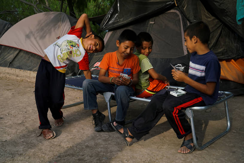 Матаморос, Мексика. Дети играют в карты в лагере для мигрантов