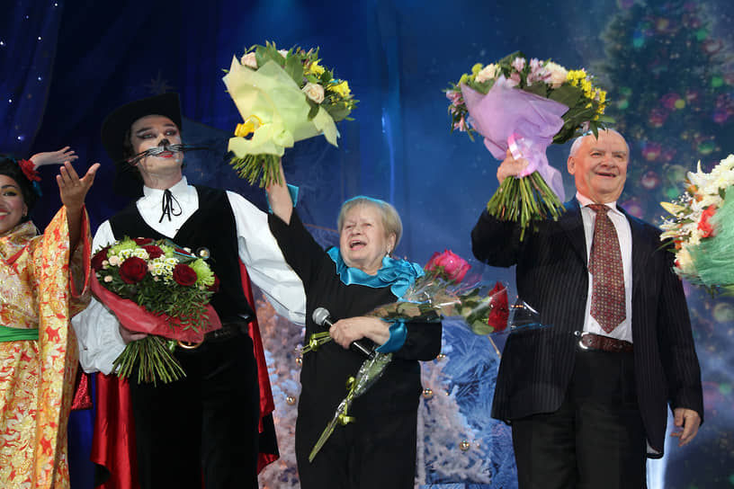 22 декабря композитор Александра Пахмутова (в центре) и ее супруг, поэт-песенник Николай Добронравов (справа) были госпитализированы с коронавирусом. 11 января стало известно, что их выписали из больницы