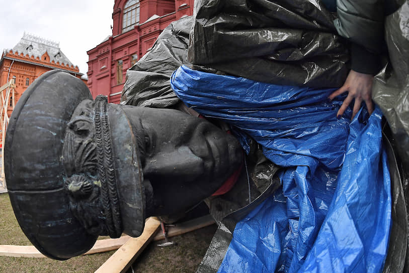 Москва. Замена старого памятника маршалу Георгию Жукову на Манежной площади на новую временную копию