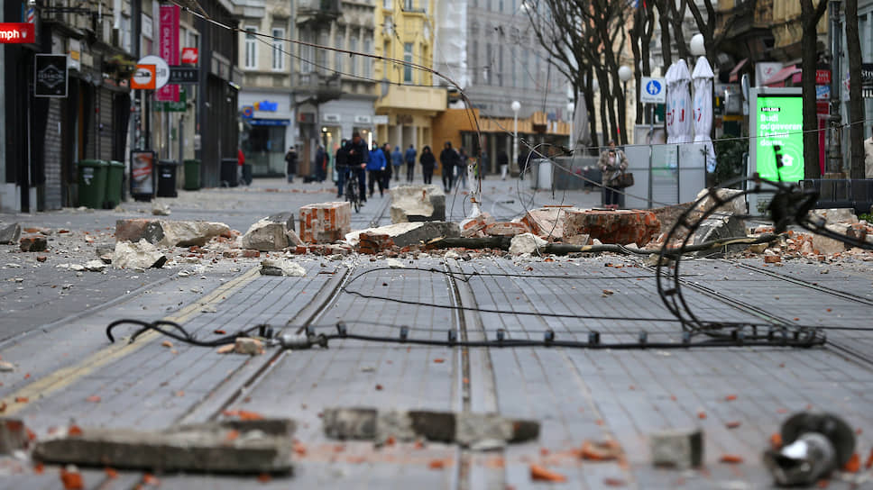 Служба скорой помощи Загреба сообщила об одной жертве, ребенке 15 лет, на которого упала часть фасада. Затем медики уточнили, что он находится в реанимации в критическом состоянии