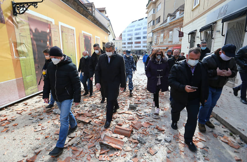 Глава МВД Давор Божинович заявил, что землетрясение осложняет ситуацию с коронавирусом. Число больных коронавирусом в Хорватии утром в воскресенье выросло до 235 человек