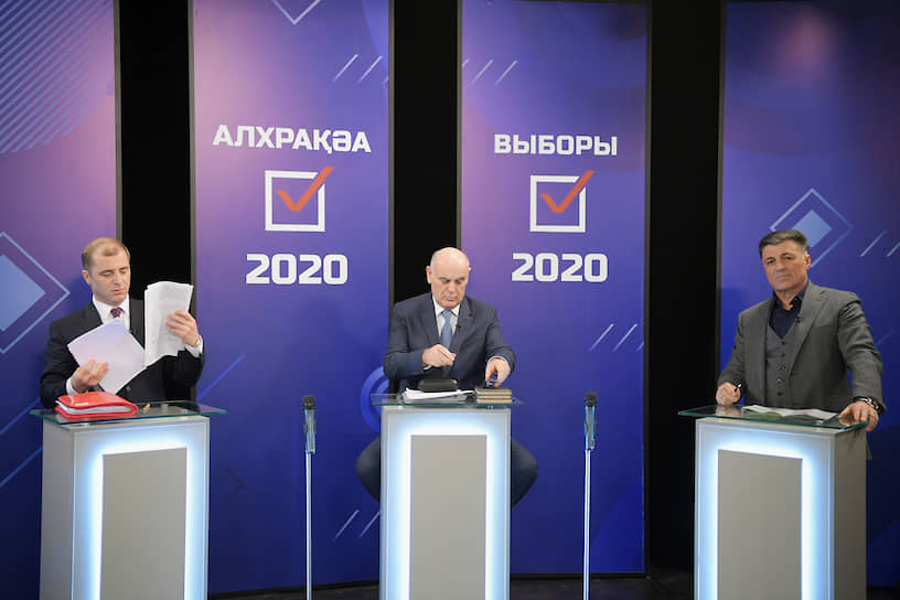 Слева направо: кандидаты на должность президента Республики Абхазия Адгур Ардзинба, Аслан Бжания и Леонид Дзапшба во время дебатов