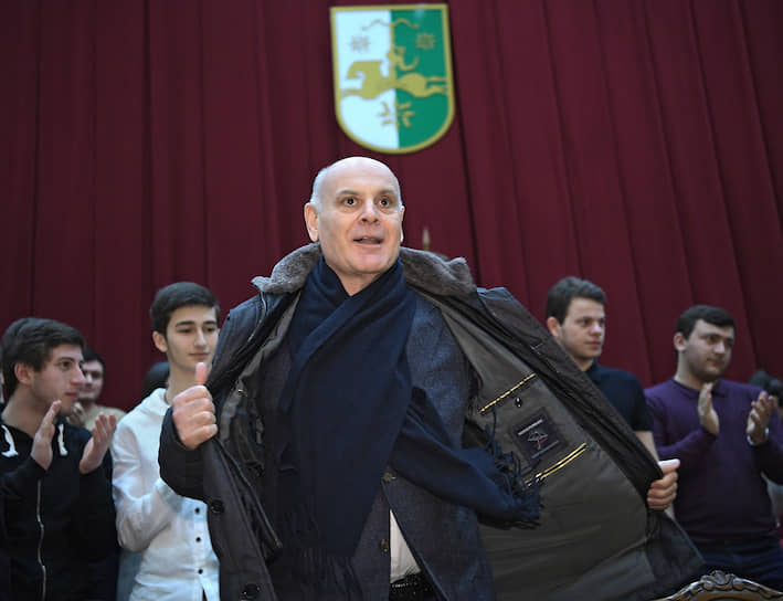 Кандидат на должность президента Абхазии Аслан Бжания во время встречи с избирателями